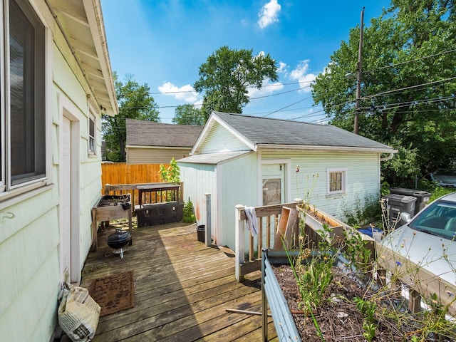 1482 Briarwood Ave, Columbus, OH 43211 - wooden terrace with an outbuilding