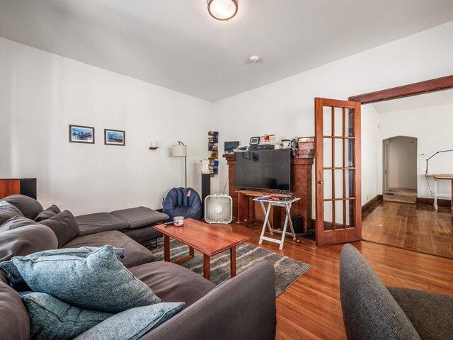 1482 Briarwood Ave, Columbus, OH 43211 - living area featuring wood finished floors and arched walkways