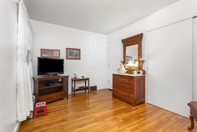 1374 Hanover Ct, Circleville, OH 43113 - sitting room featuring light wood-style flooring