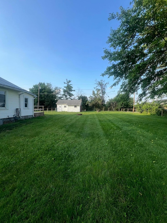 2135 Whitman Ave, Zanesville, OH 43701 - view of grassy yard