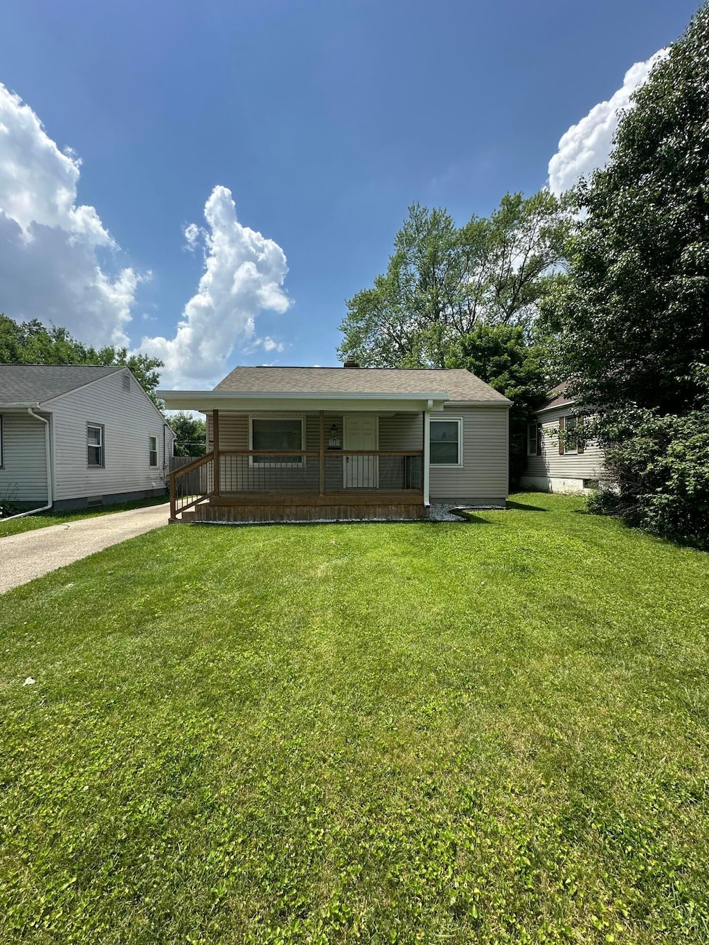 3203 Grasmere Ave, Columbus, OH 43224 - view of front facade with covered porch and a front yard