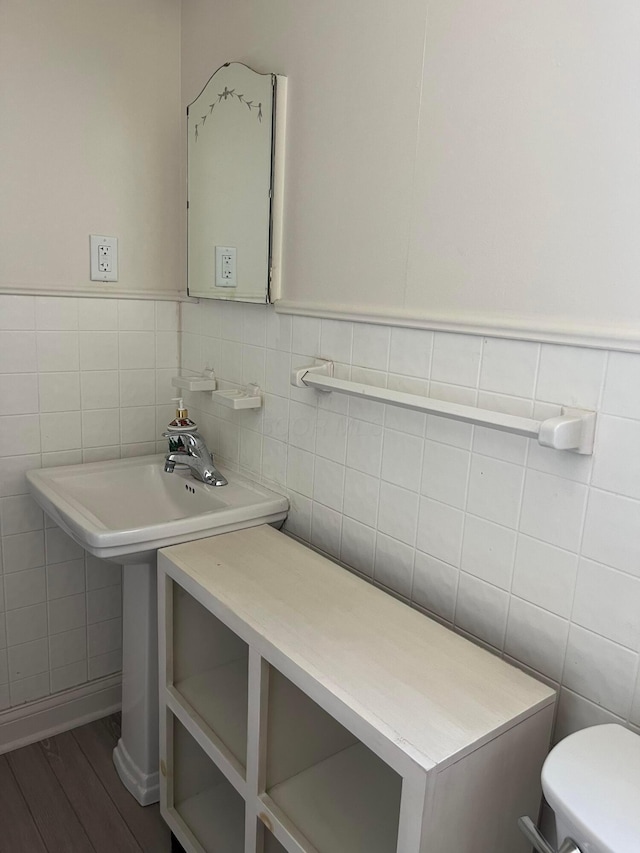 1848 Milden Rd, Columbus, OH 43221 - bathroom featuring tile walls and wood finished floors