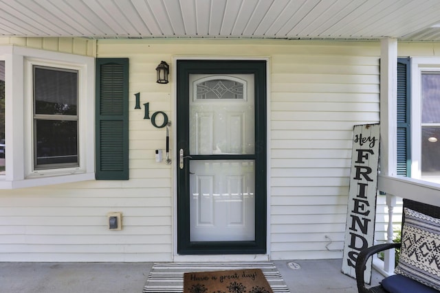 110 Creekview Dr, Baltimore, OH 43105 - view of exterior entry featuring a porch