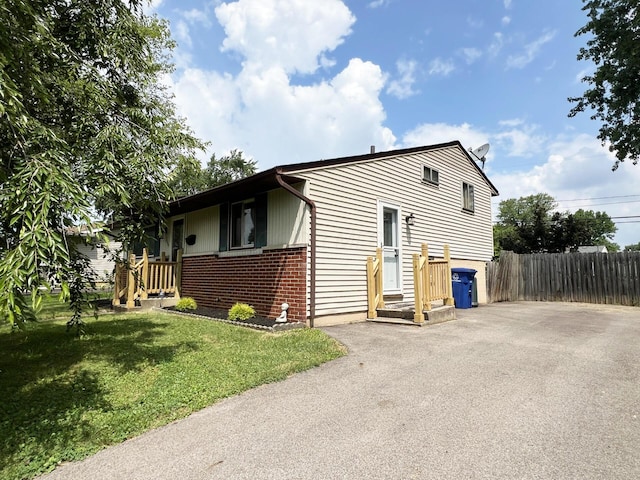 1444 Chesterton Sq N, Columbus, OH 43229 - view of side of property featuring brick siding