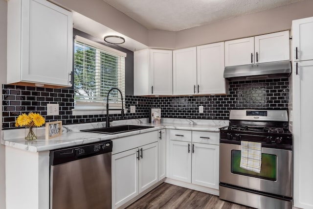 284 Blendon Rd, West Jefferson, OH 43162 - kitchen with stainless steel appliances, under cabinet range hood, white cabinetry, a textured ceiling, and wood finished floors