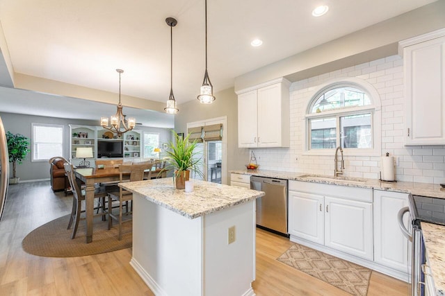 419 Wooten Ct S, Powell, OH 43065 - kitchen featuring stainless steel appliances, light wood-style floors, a chandelier, open floor plan, and recessed lighting
