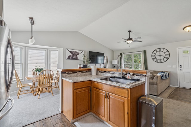 2587 Weeping Willow Ct, Columbus, OH 43207 - kitchen featuring open floor plan, freestanding refrigerator, vaulted ceiling, ceiling fan, and a kitchen island with sink
