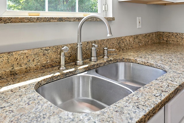 5497 Mirage Dr, Hilliard, OH 43026 - detailed view of tasteful backsplash and white cabinetry
