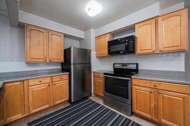 479 Maplewood Ave, Columbus, OH 43213 - kitchen featuring appliances with stainless steel finishes, backsplash, and dark countertops