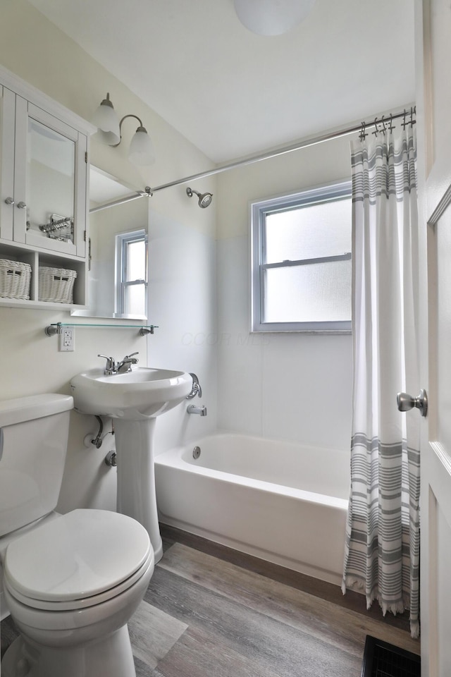 815 Eddystone Ave, Columbus, OH 43224 - bathroom featuring shower / tub combo and wood finished floors