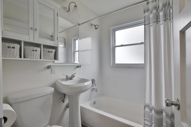 815 Eddystone Ave, Columbus, OH 43224 - bathroom with toilet and shower / tub combo with curtain