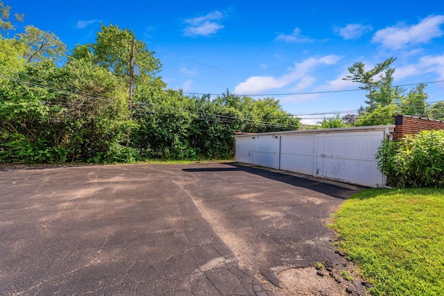 2043 Ridgeview Rd, Columbus, OH 43221 - view of garage