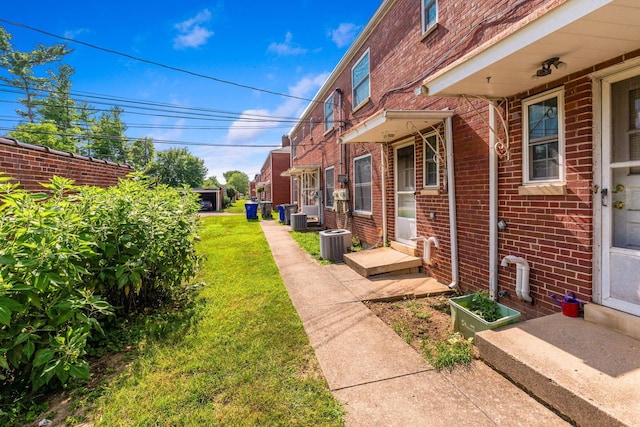 2043 Ridgeview Rd, Columbus, OH 43221 - view of grassy yard