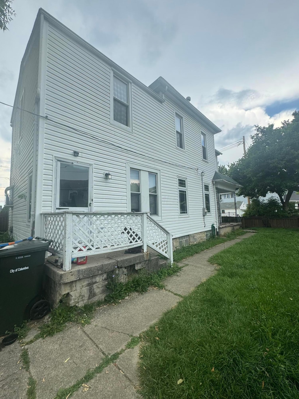 583 E Columbus St, Columbus, OH 43206 - back of house featuring a lawn