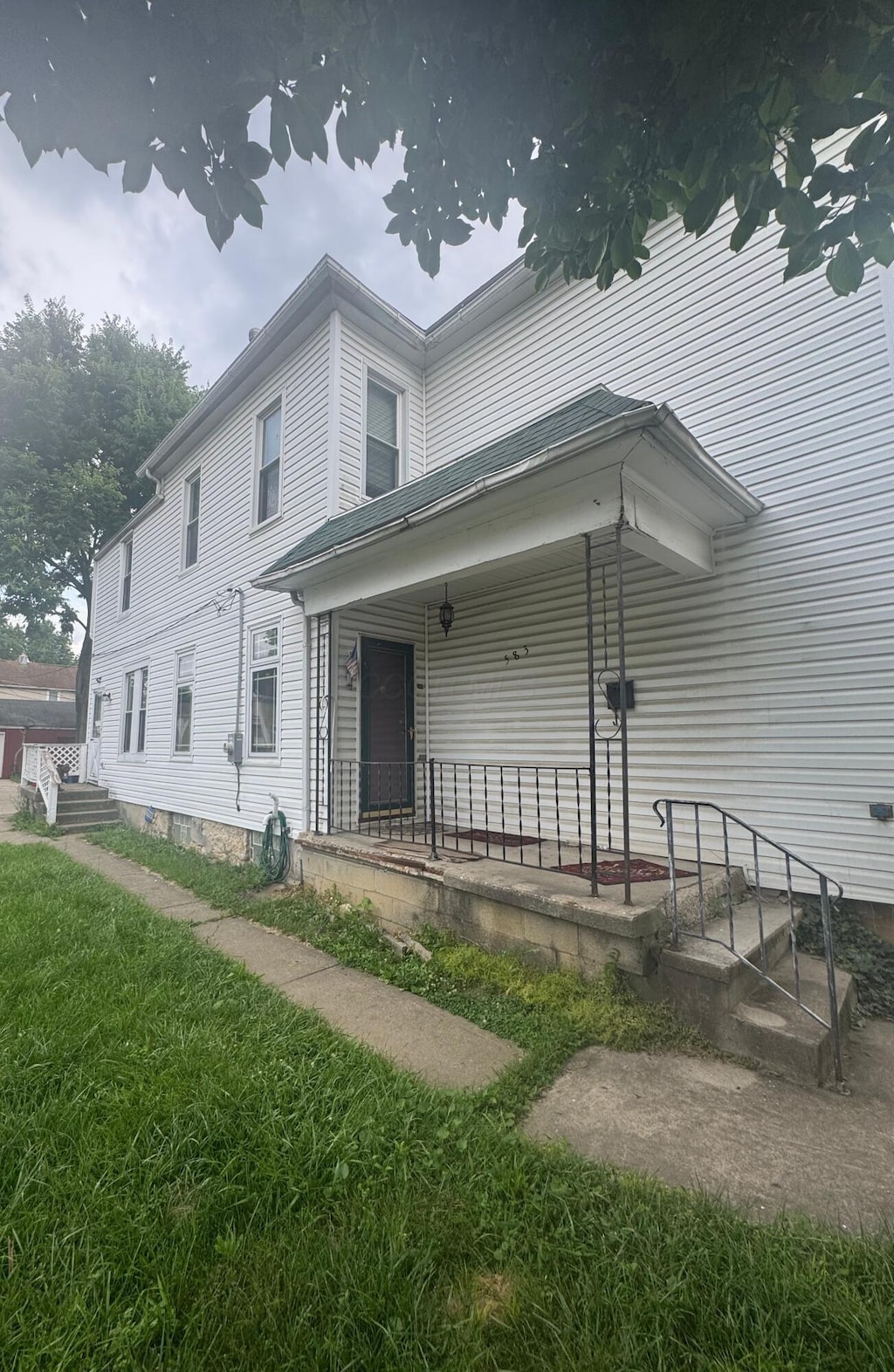 583 E Columbus St, Columbus, OH 43206 - view of front of home featuring covered porch