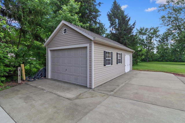 6983 Doran Dr, New Albany, OH 43054 - detached garage with view of wooded area