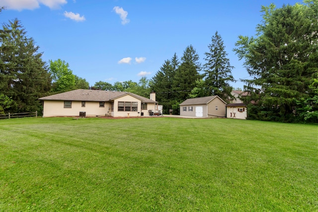 6983 Doran Dr, New Albany, OH 43054 - view of yard featuring an outdoor structure
