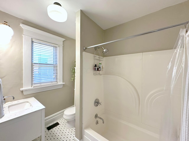 252 W Hubbard Ave, Columbus, OH 43215 - full bath with shower / bath combo with shower curtain and vanity