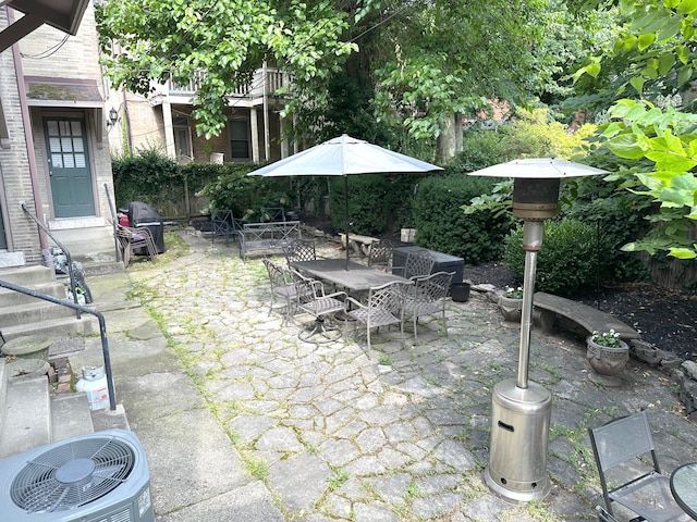 252 W Hubbard Ave, Columbus, OH 43215 - view of patio featuring entry steps and outdoor dining space
