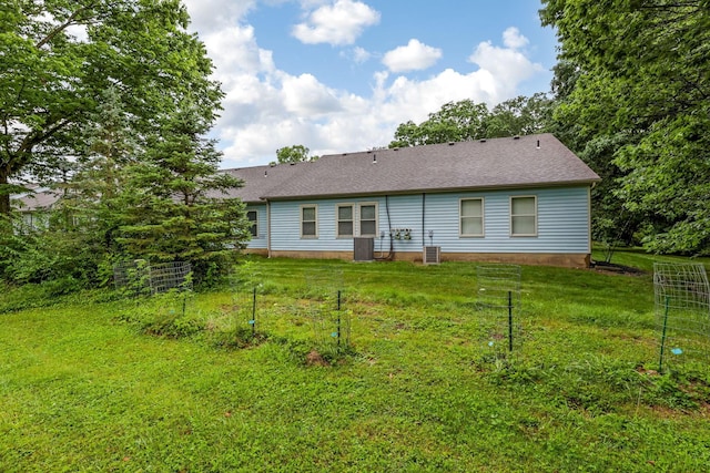 154 Oak Creek Pl, Columbus, OH 43230 - back of property featuring a lawn and a shingled roof