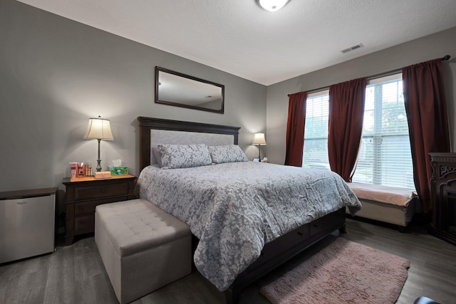7911 Ashenden Dr, Blacklick, OH 43004 - bedroom featuring wood finished floors and a textured ceiling