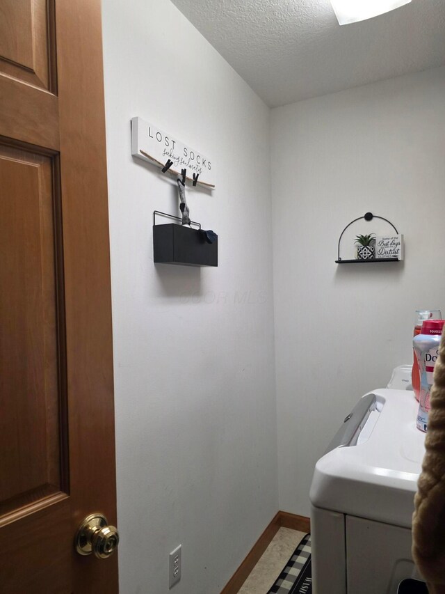 1919 Jared Pl, Lima, OH 45805 - washroom with washing machine and dryer and a textured ceiling