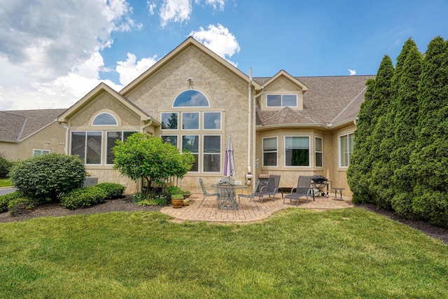 1013 Bluff Crest Dr, Columbus, OH 43235 - rear view of property featuring a patio area, stucco siding, and a lawn
