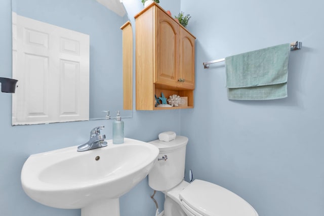 6598 Estate View Dr S, Blacklick, OH 43004 - half bathroom featuring a sink and toilet