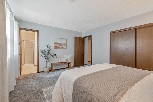 7472 Davis Rd, Hilliard, OH 43026 - bedroom featuring carpet flooring, a closet, connected bathroom, and a textured ceiling