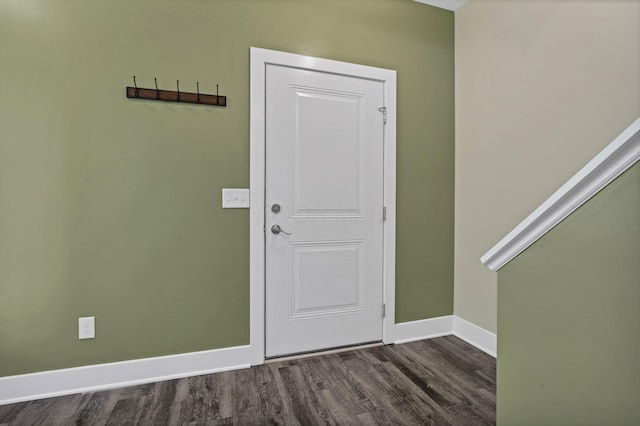 68 Asbury Ave, Newark, OH 43055 - entryway featuring dark wood-style flooring and baseboards