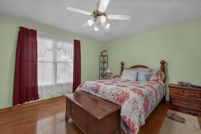 1691 Cloverdale Dr, Lancaster, OH 43130 - bedroom featuring wood finished floors, a textured ceiling, and ceiling fan