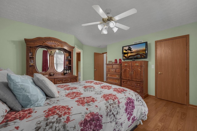1691 Cloverdale Dr, Lancaster, OH 43130 - bedroom featuring light wood-style floors, a textured ceiling, and ceiling fan