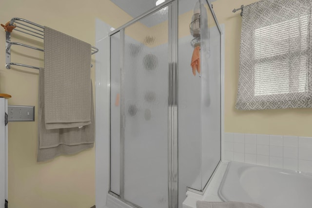 1691 Cloverdale Dr, Lancaster, OH 43130 - full bath featuring a stall shower and a bath