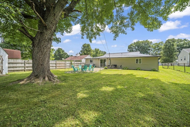 1815 Union St, Lancaster, OH 43130 - fenced backyard with a patio area