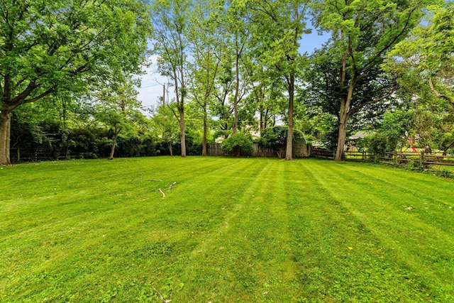 1054 Highland Dr, Columbus, OH 43220 - view of yard
