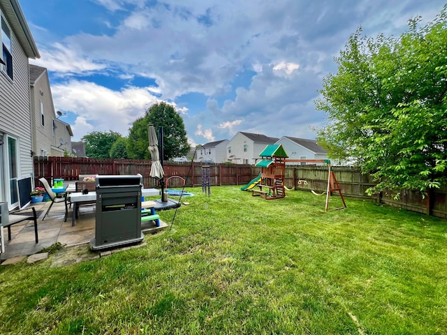 6871 Manor Crest Ln, Canal Winchester, OH 43110 - fenced backyard featuring a playground and a patio area