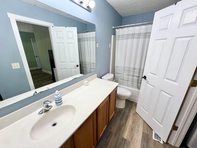 6871 Manor Crest Ln, Canal Winchester, OH 43110 - full bathroom featuring wood finished floors, vanity, a textured ceiling, and shower / tub combo with curtain