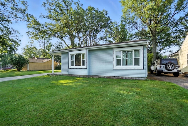 1919 Oakland Pkwy, Lima, OH 45805 - view of front of home with a front lawn