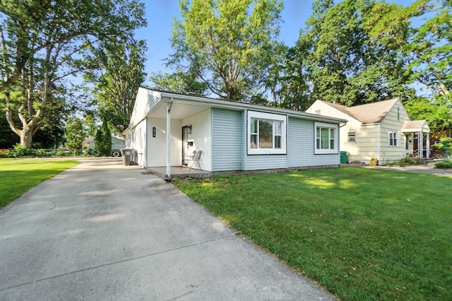 1919 Oakland Pkwy, Lima, OH 45805 - view of front of home with a front lawn and driveway
