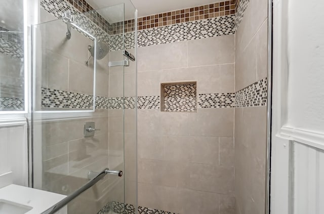 1919 Oakland Pkwy, Lima, OH 45805 - bathroom featuring a stall shower