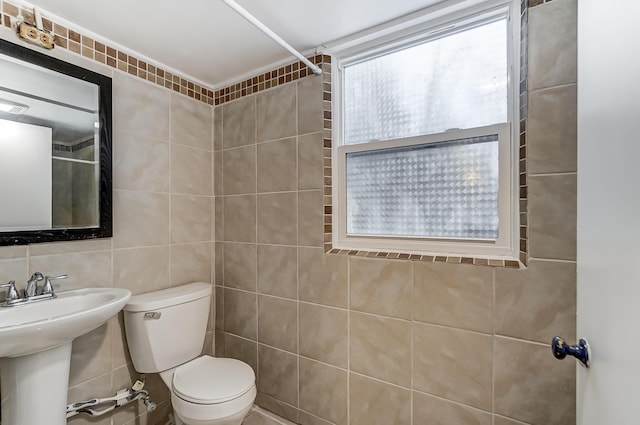 1919 Oakland Pkwy, Lima, OH 45805 - full bath with a shower and tile walls