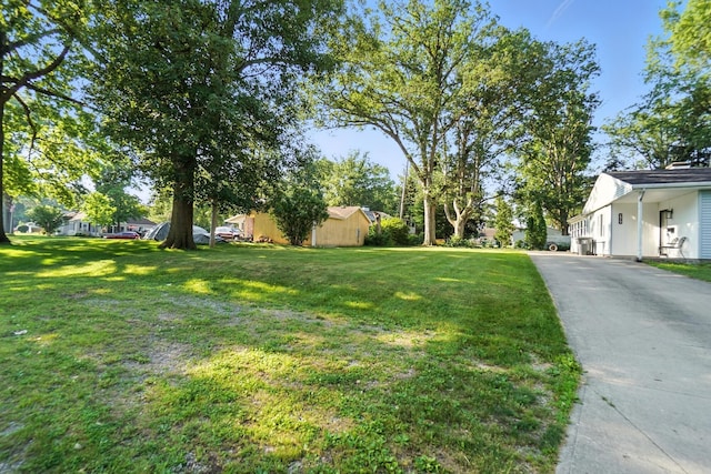 1919 Oakland Pkwy, Lima, OH 45805 - view of green lawn featuring driveway