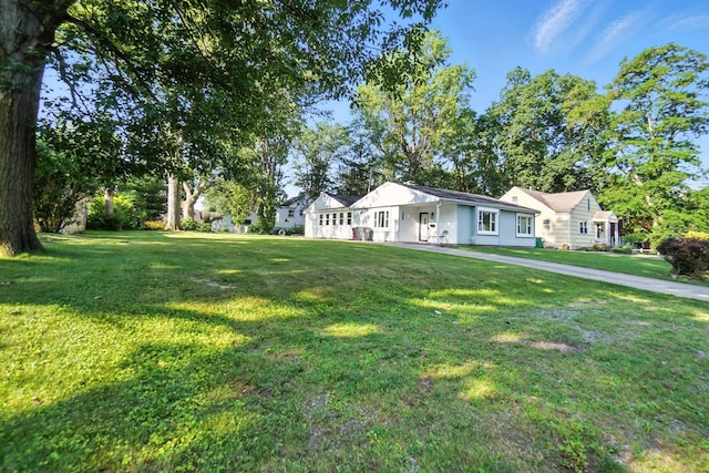 1919 Oakland Pkwy, Lima, OH 45805 - single story home with a front yard