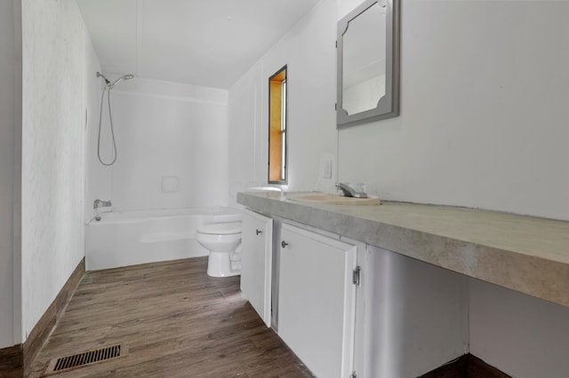 264 Timberline Dr, Circleville, OH 43113 - bathroom with vanity, washtub / shower combination, and wood finished floors