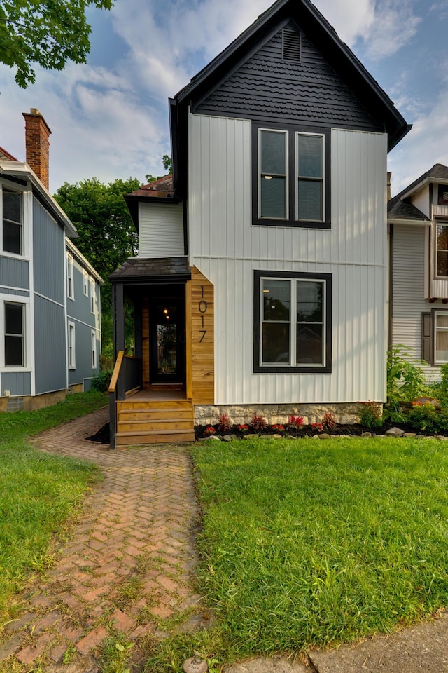 1017 Madison Ave, Columbus, OH 43205 - view of front of home with a front lawn