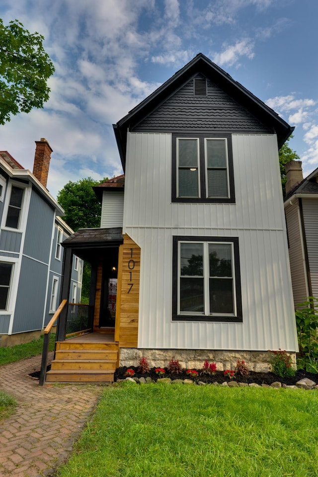 1017 Madison Ave, Columbus, OH 43205 - view of front of property with covered porch and a front yard