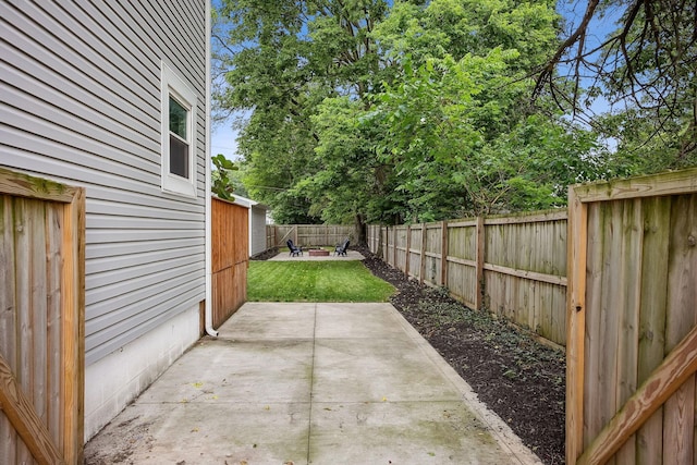 1366 Cole St, Columbus, OH 43205 - fenced backyard with a patio