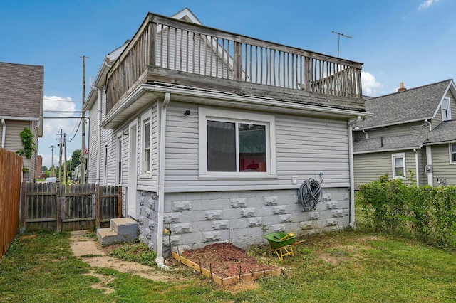 67 W Columbus St, Mount Sterling, OH 43143 - back of house with a balcony