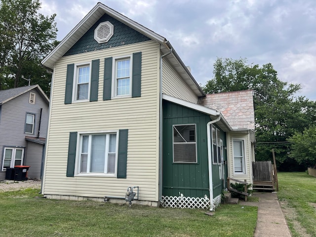 68 Moull St, Newark, OH 43055 - view of front of home featuring a front lawn