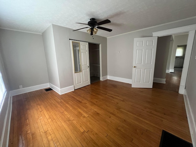 68 Moull St, Newark, OH 43055 - unfurnished bedroom with hardwood / wood-style floors, a closet, a textured ceiling, a ceiling fan, and crown molding